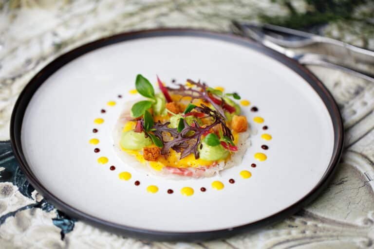 Une composition artistique de légumes frais avec tomates, champignons et fines herbes disposés sur un fond noir élégant.